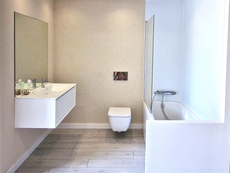 Baño general en el Showroom Aqua Blanca